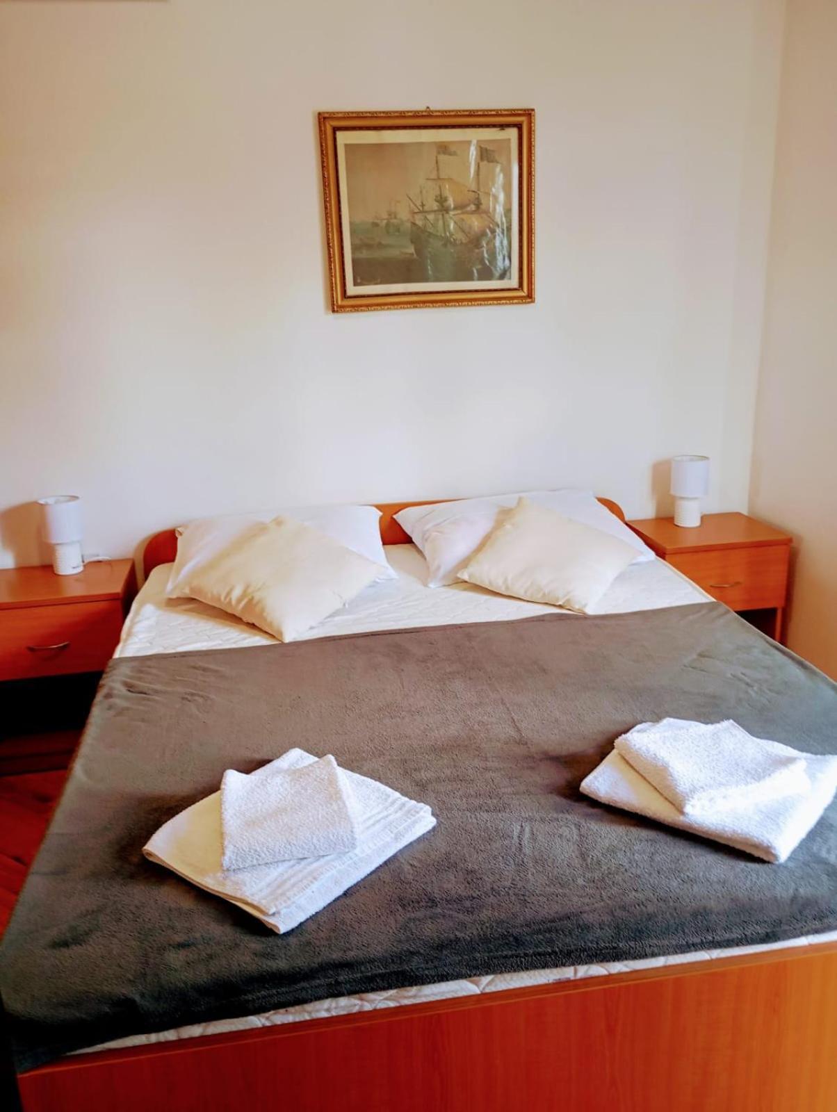 Rooms Helena Krk Town Eksteriør billede