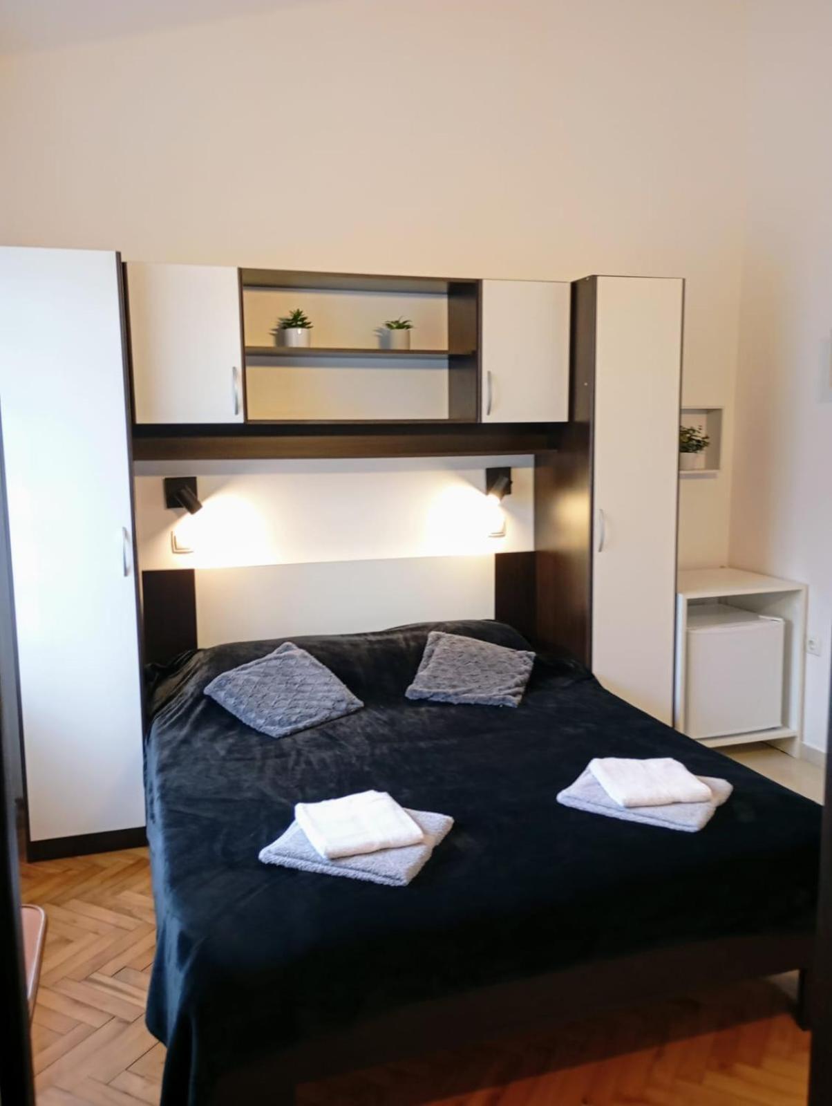 Rooms Helena Krk Town Eksteriør billede